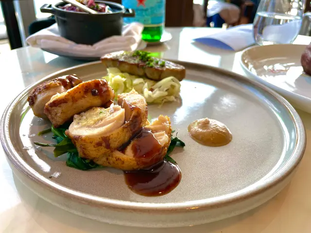 法式松露雞肉卷  配香煎鵝肝及椰菜