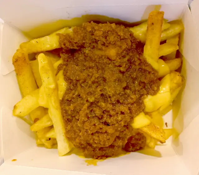 芝士肉醬薯條配汽水