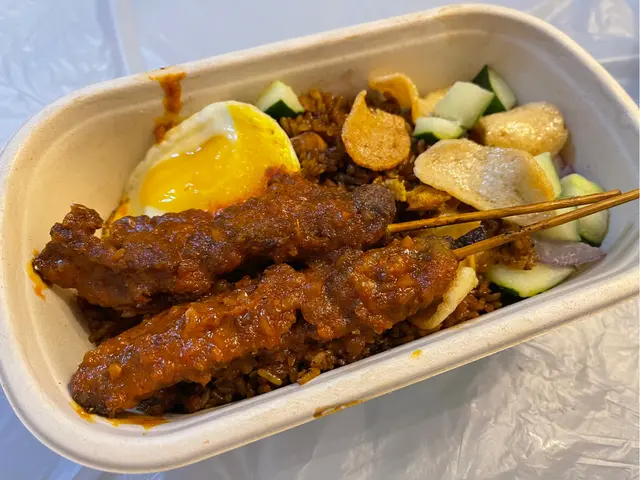 印尼炒飯配沙嗲串燒