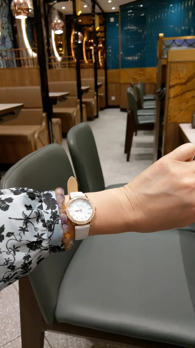 當時到晚上 9:00,甚至連附近的食客也走得七七八八,店員亦開始清潔工作