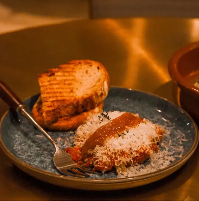 本以為會同跟una tartare的賣相差不多 結果兩個的賣相完全不一樣 這款steak tartare附上兩塊西多士 烘得很香脆 還加了一層parmesan cheese在上面 帶點鹹香味 但個人覺得調味有點太重