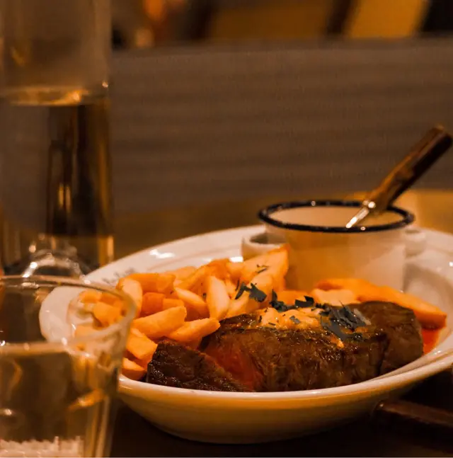 平鐵牛扒配上粗薯條 這次點了三成熟 切開可以看到粉嫩的牛肉 還鎖住肉汁 不會太硬 除了頭尾的筋稍比較多 大部份的肉都蠻嫩滑 反而薯條有點失望 沒甚麼馬鈴薯的味道