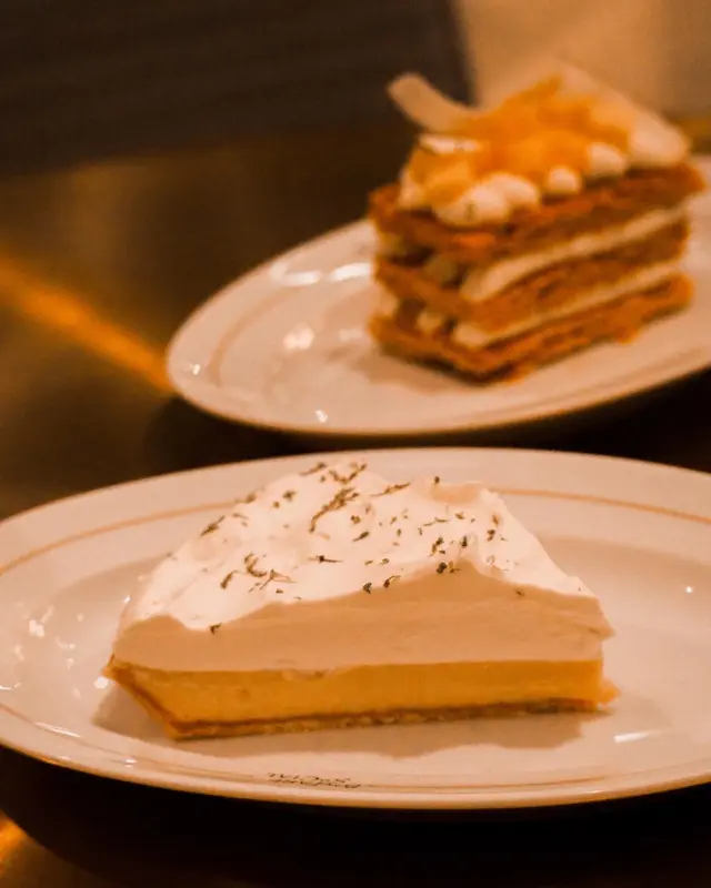 估計是我吃過最大的一塊檸檬撻吧 有一隻手這麼大 本以為表面的忌廉吃起來會很膩 但口感蠻輕盈的 可能因為加了乳酪 所以味道偏酸 作為飯後甜品蠻不錯 檸檬餡料的酸甜度也剛好