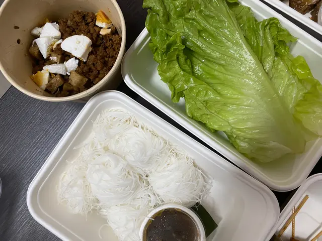 肉碎粉絲生菜包