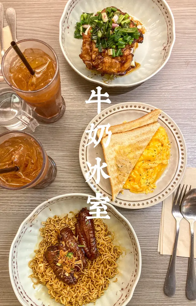 🍗 瑞士雞翼撈即食伊麵 $52
雞翼好入味 仲要一D都唔韌🤩
但麵底有點硬 好彩佢汁夠多
鐘意食冧身麵嘅朋友去食 可能要叫佢煮冧D~
🥯 蒜香多士(跟餐)
超超超多蒜蓉, !
仲要有兩大塊Tim🤤
小編J幫蒜香多士影左張大頭相 多蒜蓉到嚇親小編W tim📸
🍳 牛乳炒滑蛋(跟餐)
呢個滑蛋炒得幾靚
同上面個蒜香多士好般配喔~