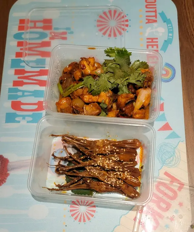 放在一般枱墊上，可見膠盒細小