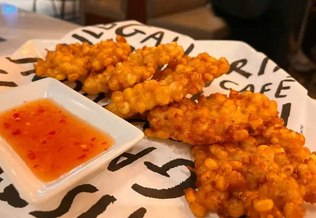 脆炸粟米蟹肉餅配酸酱