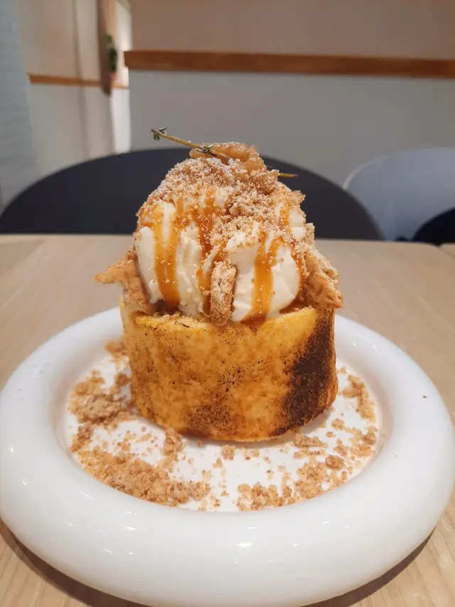 蘋果金寶火灸焦糖蛋卷配雲呢拿雪糕