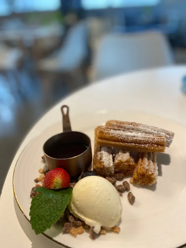 西班牙油炸鬼配朱古力醬及雲呢拿雪糕