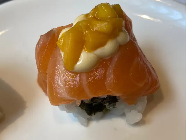 芒果三文魚蟹籽卷