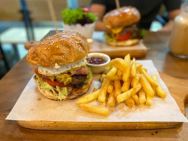 裡面嘅肉扒及配料，媲美出面其他好食嘅漢堡店，所以都唔使多講了！反而要提嘅係，佢嘅親民價，喺出面同級食材及味道，一定唔只呢個價錢！