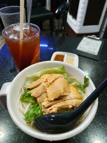 下午茶海南鸡去骨米线加冻柠茶外卖半只去骨海南鸡同泰式木瓜丝沙律,好食唔错,但系个木瓜丝沙律比较少唔系好抵食😁👍