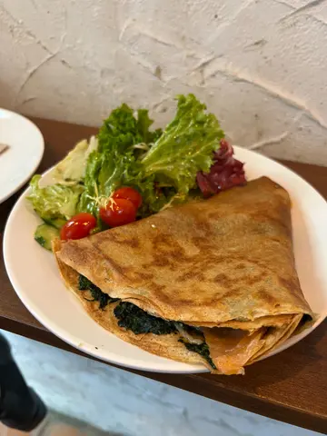 Creamy spinach and salmon crepe