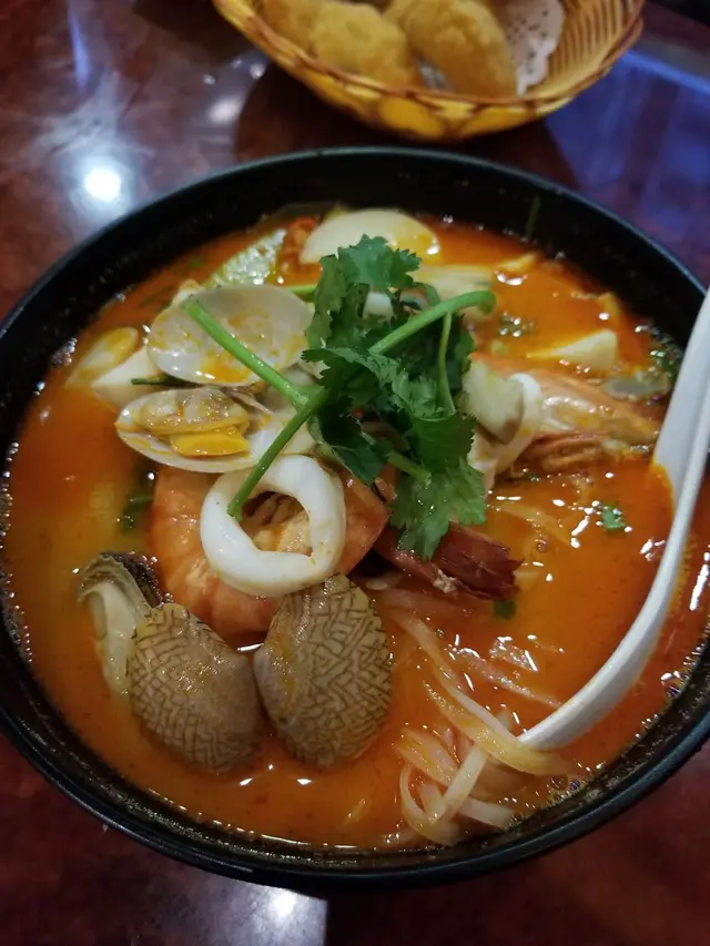 冬陰功海鮮金邊粉(連飲品)