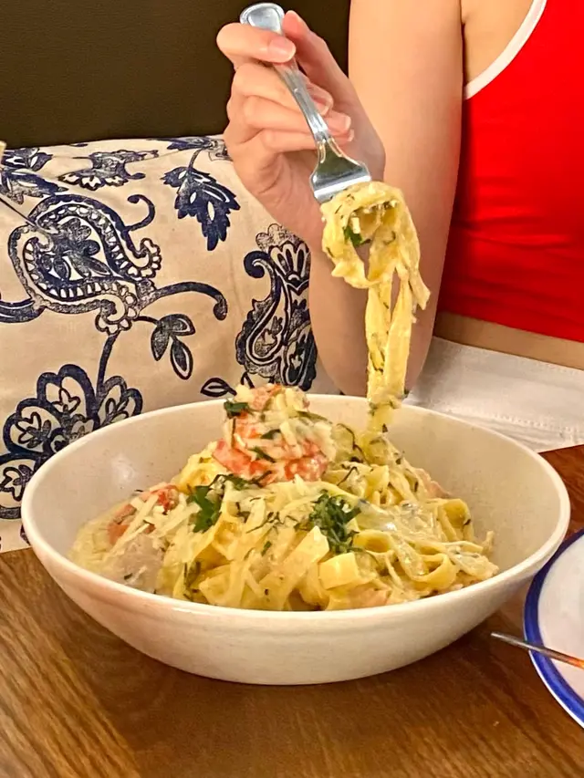 Prawn and Salmon Fettuccine 香蒜大蝦三文魚意大利闊面