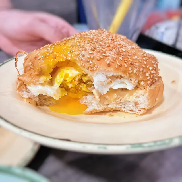 經典芝蛋牛肉漢堡包 