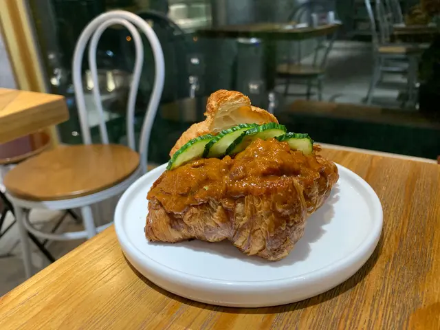 吃不停口·巴東牛肉A.O.P牛角包
