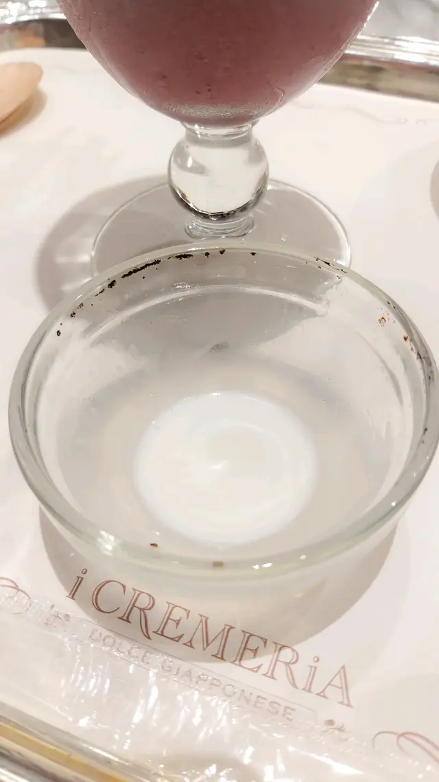 看看雪糕杯子的邊緣，怎麼可能發生呢，這是基本的衛生。