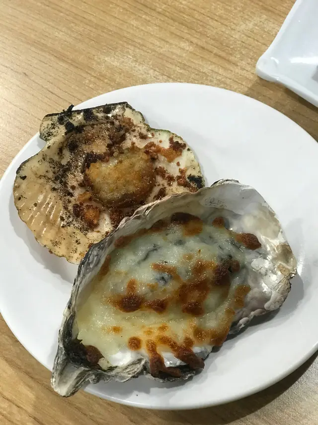 芝士焗生蠔及蒜蓉燒扇貝