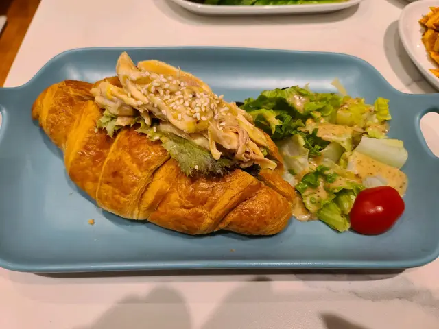 鹽焗手撕雞牛角包