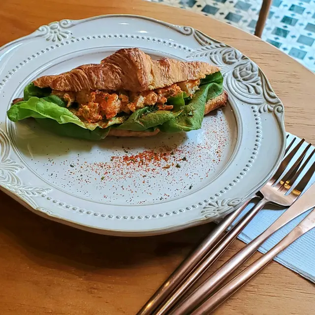 鮪魚蛋沙律法式包