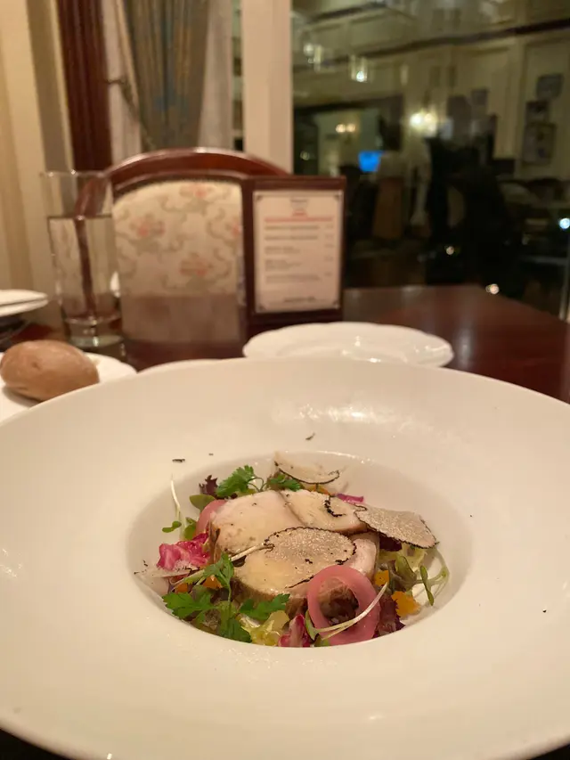 席刨黑松露慢煮嫩雞肉卷拌自家製醃紅洋蔥沙律配辣根酸忌廉