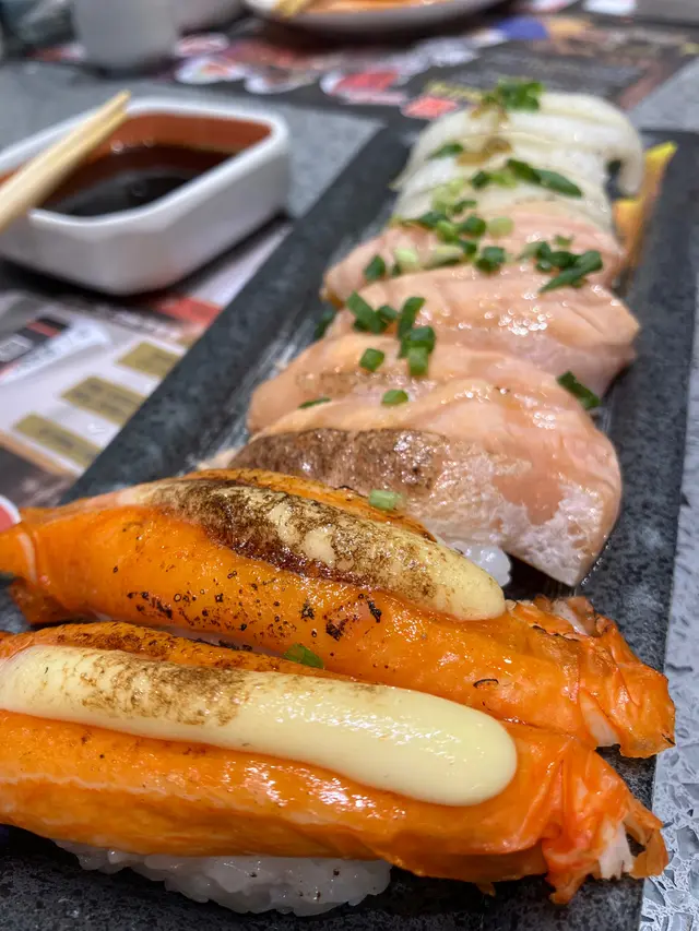 喺放題店入面，佢嘅壽司算做得幾好，壽司飯嘅份量適中，唔會令到你食飽咗食唔到其他嘢