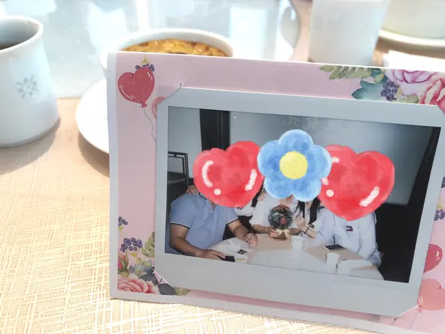 飯店母親節有活動，仲送左盆花俾媽媽回家種，兼為我地一家影即影即有，攝埋落相框送俾我地留念，十分貼心❤️