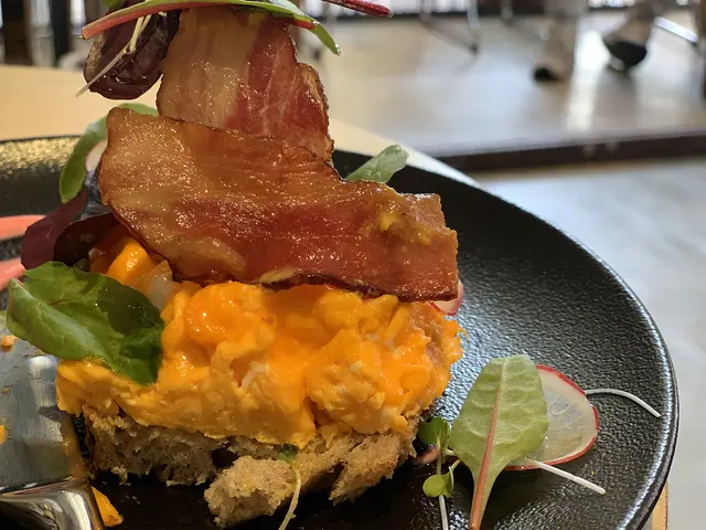 焗煙肉炒滑蛋天然酵母酸種麵包配自家製紅菜頭蛋黃醬