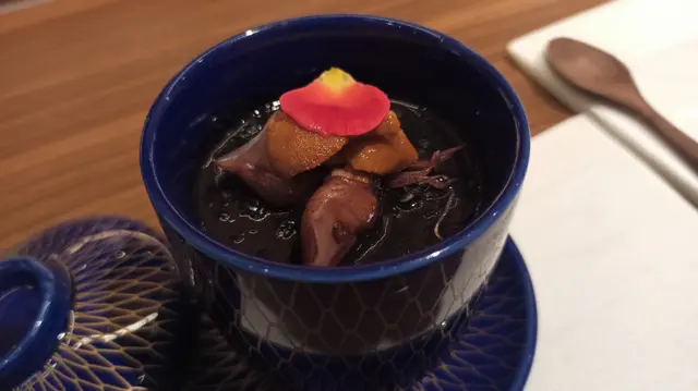 墨汁螢光魷魚海膽蒸蛋