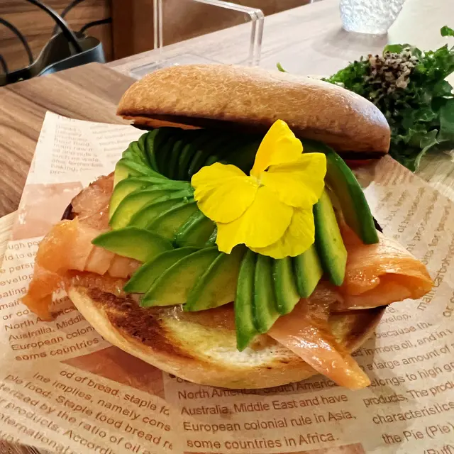 smoke salmon & avocado bagel