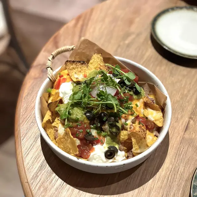 墨西哥芝士粟米片配牛油果醬酸忌廉蕃茄莎莎