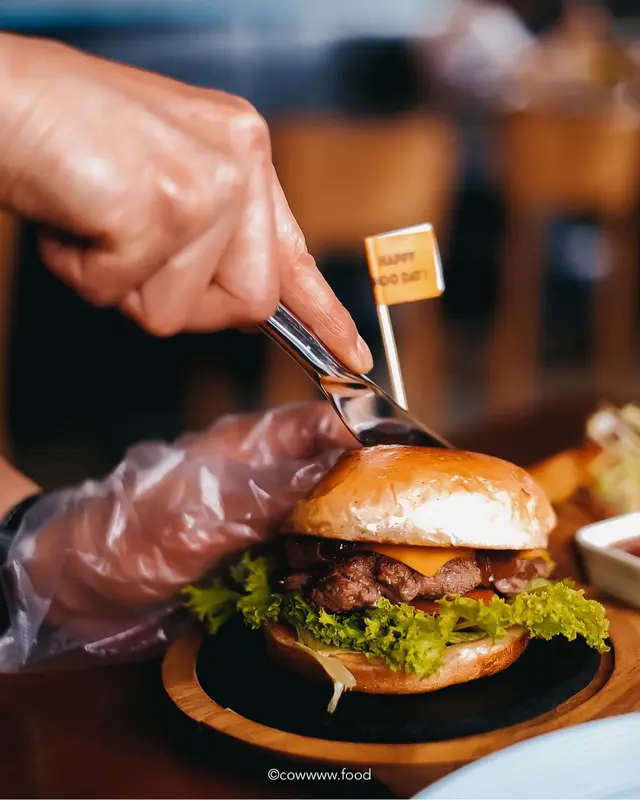 招牌雙重芝士牛肉漢堡配薯條