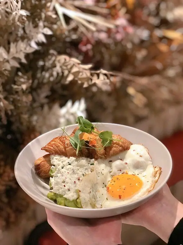 牛油果蟹肉牛角包