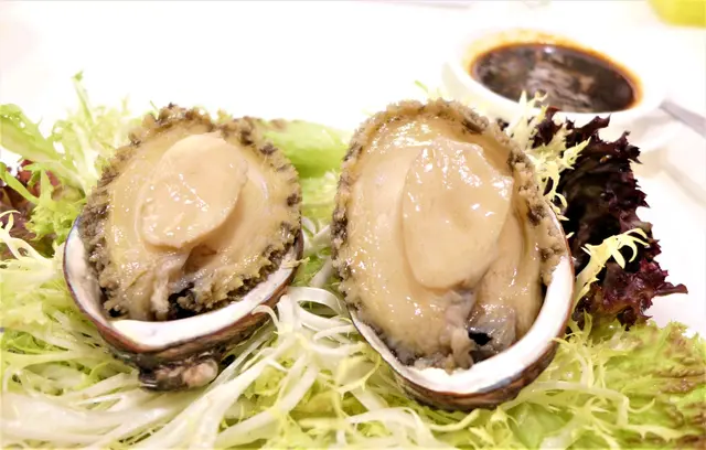 冰鎮鮑魚配燒汁芥辣醬