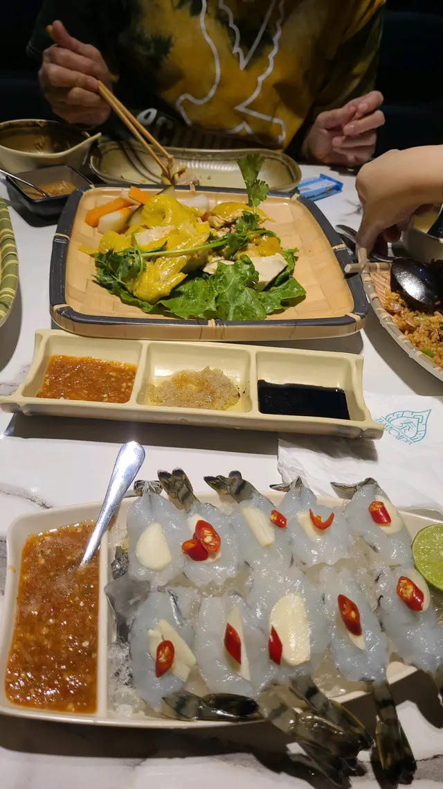 呢2碟都係送既，3個人以上，其中一個身份證括號內有2字就免費送啦