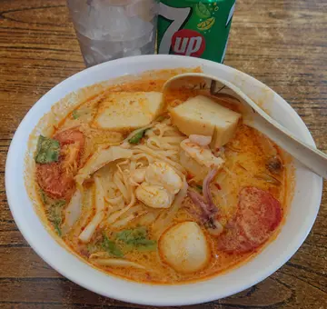 冬陰公金邊粉跟鹹檸七唔要冰