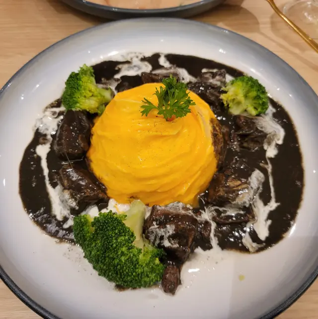 燉牛肉黑咖哩蛋包飯