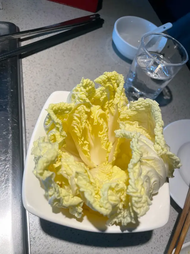 大白菜，類近似娃娃菜的一類，但更為爽甜，所取的也只是中間的部份，口感更嫩。但菜味自然稍欠，想要濃味的，選皇帝菜一類較好。