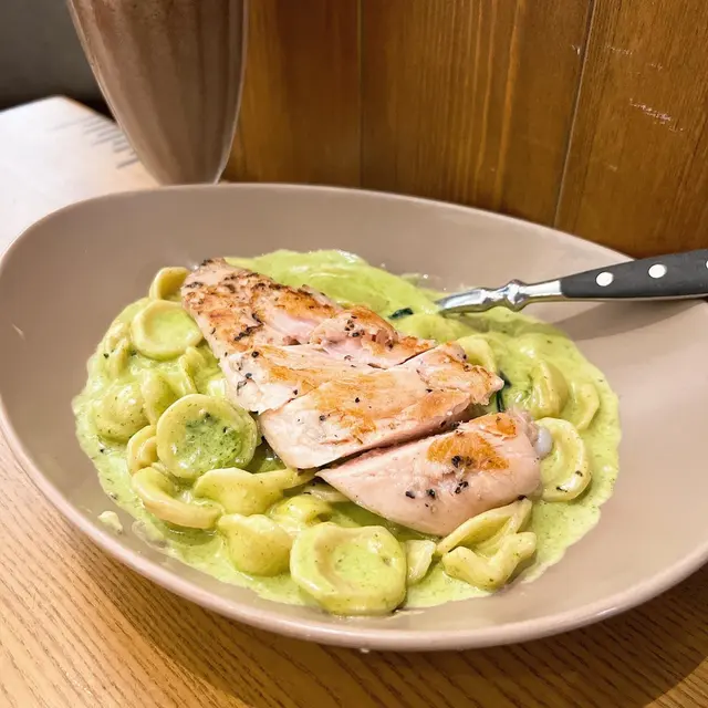 香煎雞肉忌廉青醬貓耳朵粉