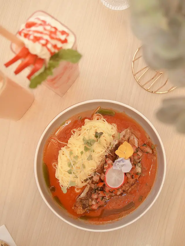 香煎紅魚柳蕃茄莎莎蒟蒻麵