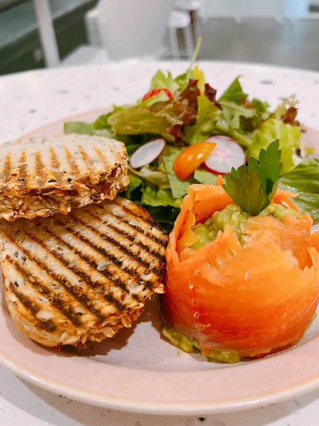 煙三文魚牛油果沙沙配沙律及多士