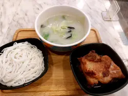 自选（猪软骨鸡扒娃娃菜鱼汤）米线