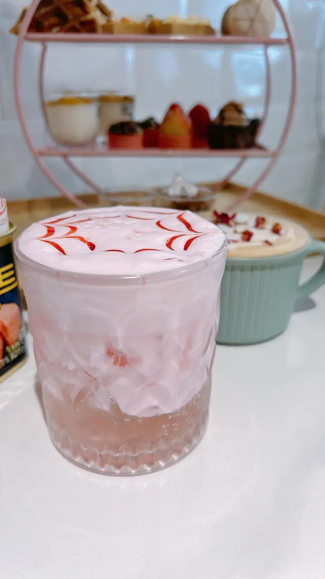 花香梳打配櫻花奶蓋 