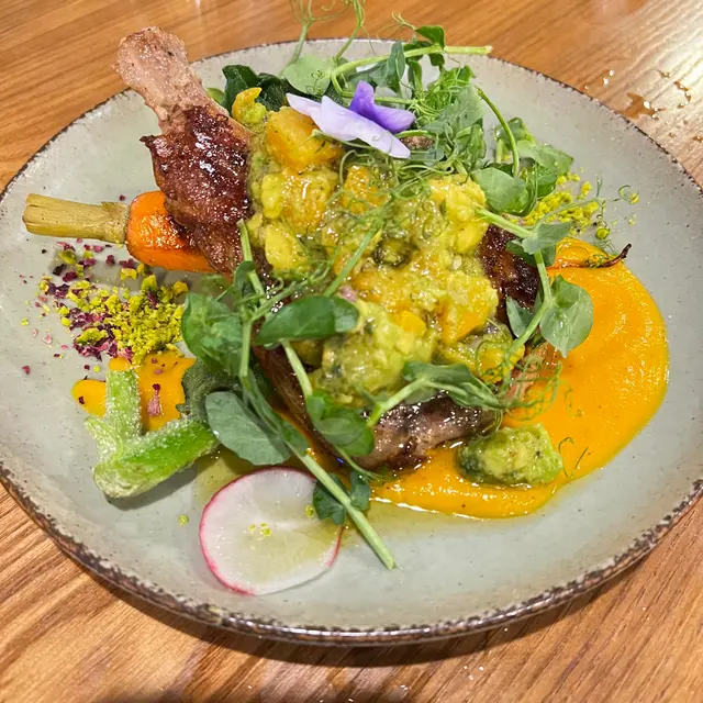 香煎慢煮西班牙伊比利亞黑豚鞍配蜜桃牛油果莎莎