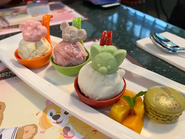 青檸雪葩、士多啤梨雪糕及焦糖燉蛋雪糕 配芒果粒及馬卡龍