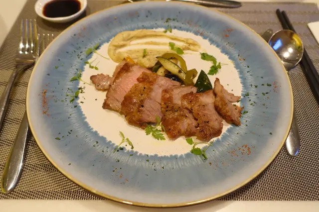 炭燒伊比利亞黑毛豬梅肉配松露薯蓉伴芥末籽汁