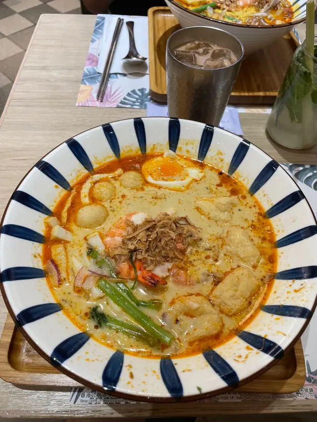 Kaya -新加玻喇沙摻摻 夏天熱辣辣最岩食d濃味辣辣地嘅野開下胃，試咗呢個摻摻好大碗，絕對夠飽，擺面仲有半隻温泉蛋，魚彈蝦豆卜之類，配埋有個醬唔辣嘅類似xo海鮮醬，連埋青檸汁加埋落湯度更加鮮味，成個湯好有南洋風味，只係有小小辣，計返譚仔應該得二十至三十小辣，加埋湯底可能有椰奶中和返，仲增加咗香味，我覺得喇沙湯底比咖喱更加鮮。唯一美中不足係可以再加多幾條菜索埋個湯一齊食會更正，不過對女士尼講食曬成碗會有d飽滯。 