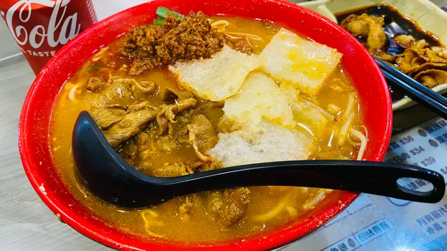 炸醬豬皮腩肉小辣(你當佢唔辣,因為真係唔辣)