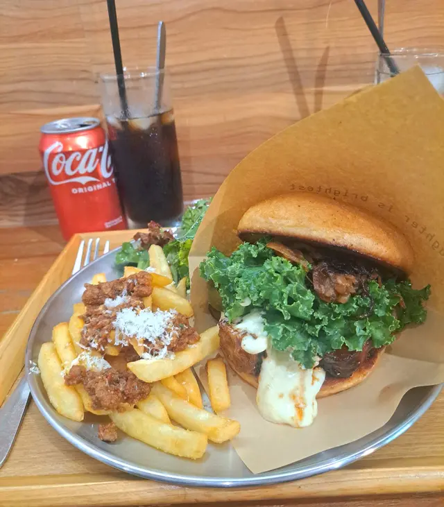 漢堡味道唔錯，加左18蚊將薯條轉辣肉醬薯條就有少少搵笨